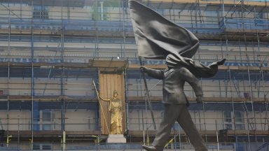 Статуя на Банкси за "сляп патриотизъм" се появи в центъра на Лондон (снимки/видео)