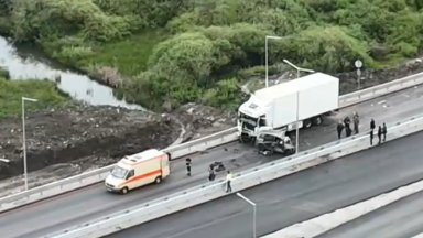 Ударът с тир край Ботевград е бил толкова тежък, че двигателят на колата е влязъл в купето