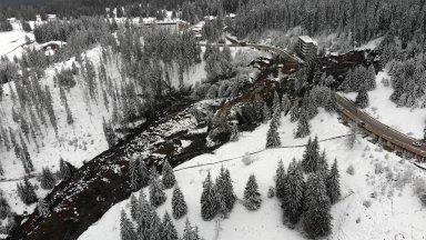 Отвисоко: Вижте мащаба на свлачището край Пампорово (снимки)