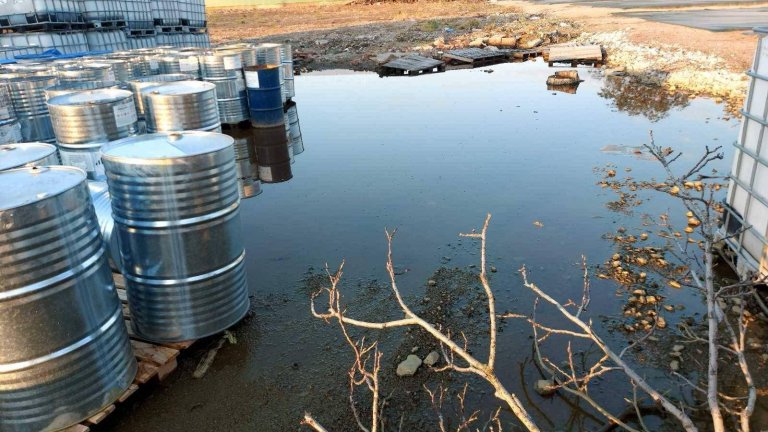 Опасен разлив на пестициди край свищовско село, има риск за водата