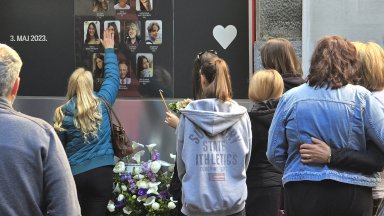 Белград потъна в тишина в памет на децата от училище "Владислав Рибникар" (снимки)