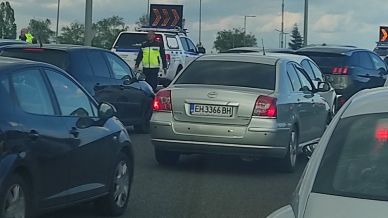 Катастрофата на изхода на София блокира движението за часове, 5-годишно е сред ранените 