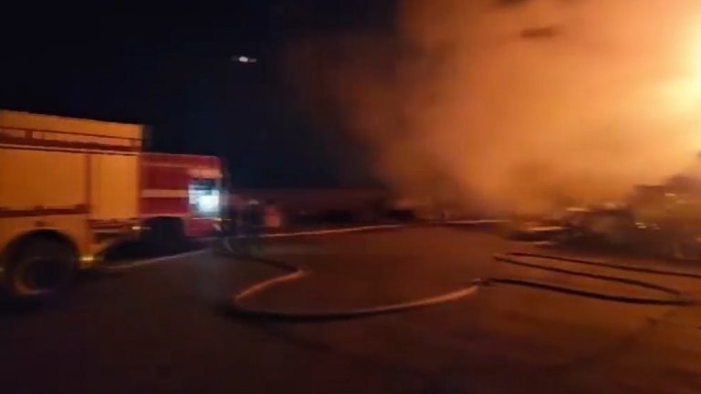 Голям пожар избухна в база за вторични суривини в Сливен