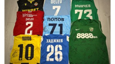 Търг с футболни фланелки и артикули ще помага за бъдещето на малкия Мартин