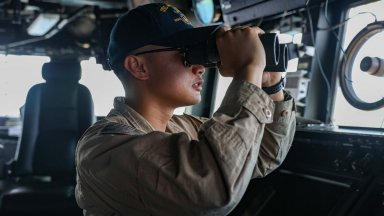 Два американски търговски кораба преминаха Ормузкия проток, пазени от ескадрени миноносци