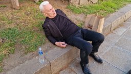 Минувачи забелязаха Волен Сидеров в безпомощно състояние в центъра на София