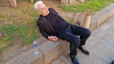 Минувачи забелязаха Волен Сидеров в безпомощно състояние в центъра на София