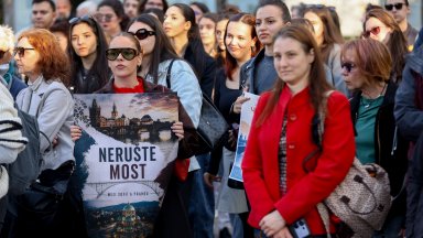 Стотици се събраха на мирен протест срещу закриването на Чешкия център (снимки)