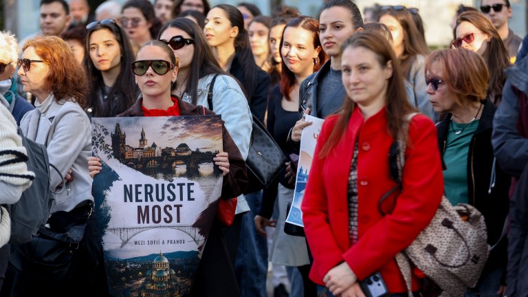 Стотици се събраха на мирен протест срещу закриването на Чешкия център (снимки)