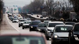 Вижте как необозначени полицейски коли ловят нарушители по пътищата (видео)