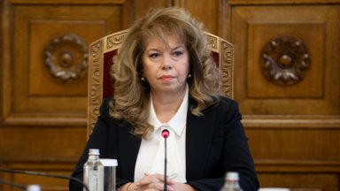 На живо в Dir.bg: "Възраждане" затварят консултациите при Йотова
