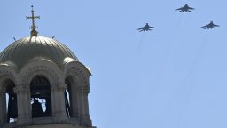 Военни самолети и вертолети тренират полети на малка височина над центъра на София (снимки)