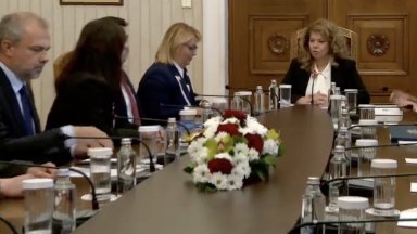 На живо в Dir.bg: ДПС дойдоха на консултации при Йотова без Пеевски
