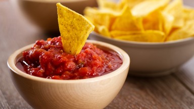 Искате по-вкусна салца? Не пропускайте тази стъпка при подготовката на доматите