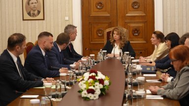 От "Възраждане" поискаха от Йотова референдум за връщане на лева