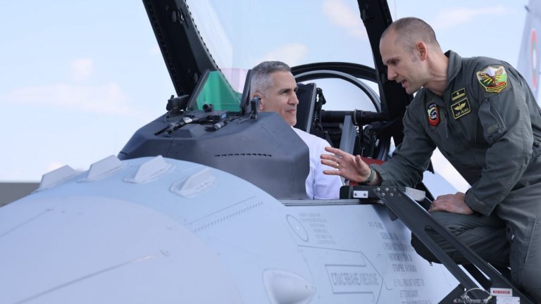 Андрей Гюров се качи на F-16 (снимки)