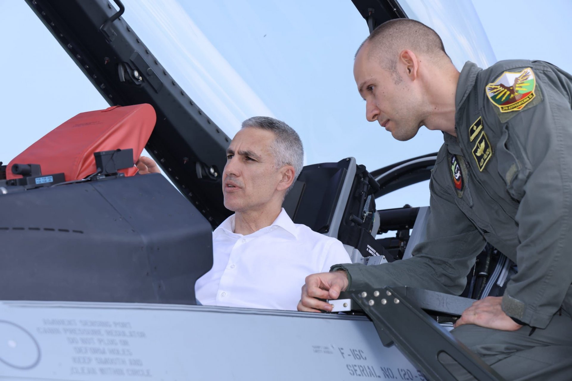 Андрей Гюров се качи на F-16 (снимки) | dnes.dir.bg