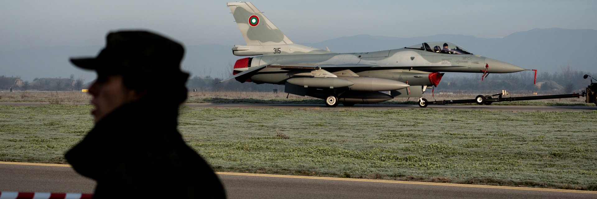 От F-16 до "Спартан": Вижте с какви самолети разполагат ВВС на България (галерия)