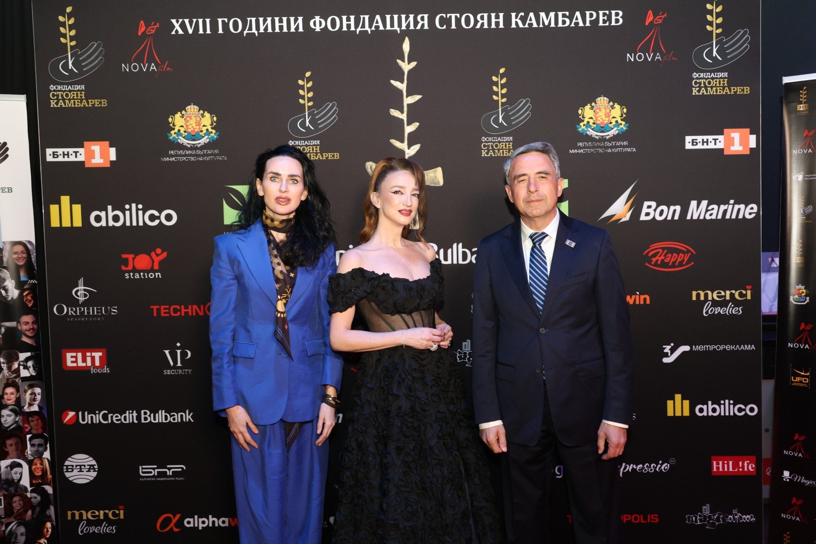 Н.П. Посланикът на Украйна Олесия Илашчук, Деси Тенекеджиева и Президентът Росен Плевнелиев (от ляво надясно)
