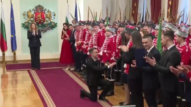 Гвардеец предложи брак на любимата си пред президента в Гербовата зала (видео)