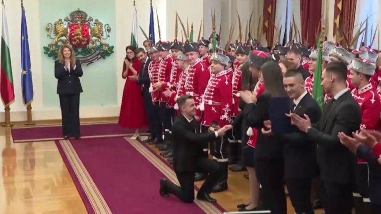 Гвардеец предложи брак на любимата си пред президента в Гербовата зала (видео)
