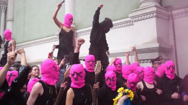 "Пуси райът" с протестна акция пред руския павилион на Венецианското биенале (снимки)