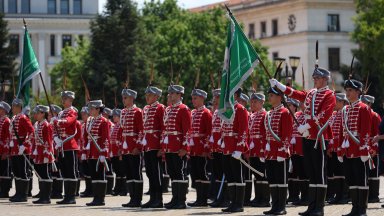 За честта на униформата: Младежки гвардейски отряди дефилираха на площада (снимки)