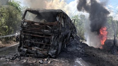 Най-малко 16 души загинаха в Индонезия, след като автобус се сблъска челно с цистерна (видео)