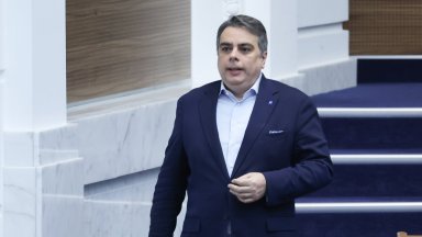 Василев: ГЕРБ ни държаха на постна пица, Радев ни сложи на капково напояване