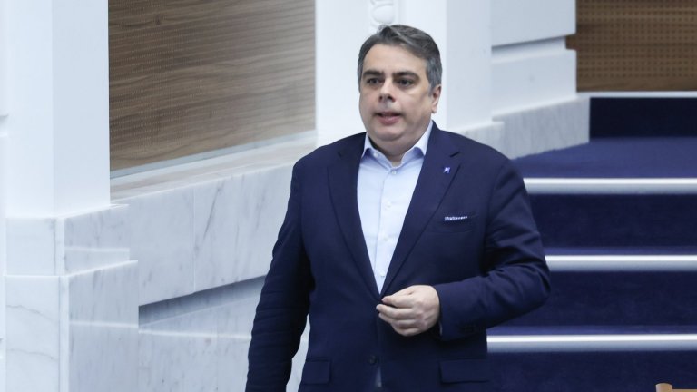 Василев: ГЕРБ ни държаха на постна пица, Радев ни сложи на капково напояване
