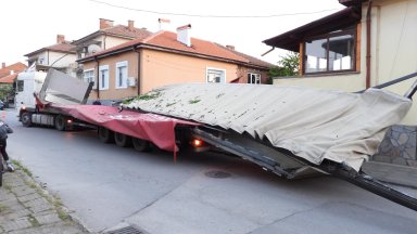 Пиян шофьор на камион удари дърво и едва не се заби в къща в Харманли (снимки)