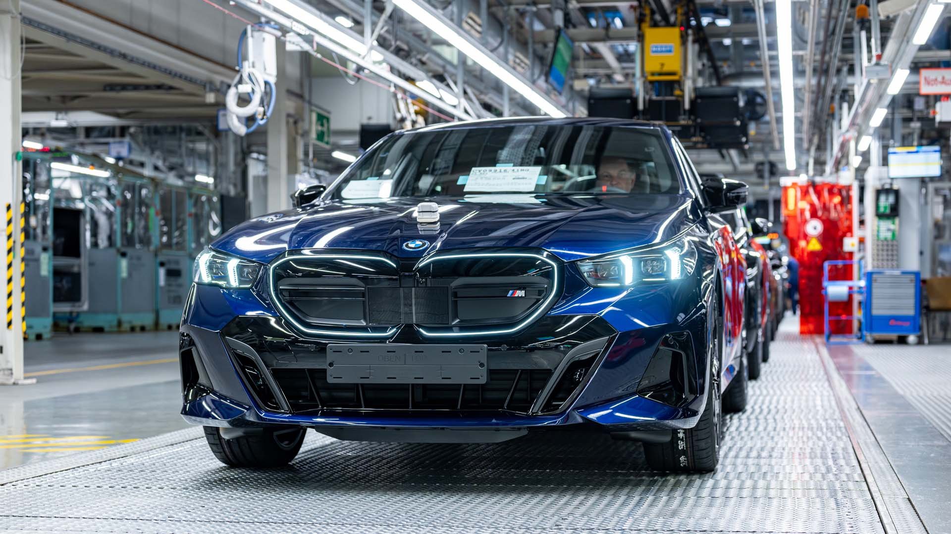 Двумилионният изцяло електрически автомобил на BMW е седанът i5 M60 xDrive 