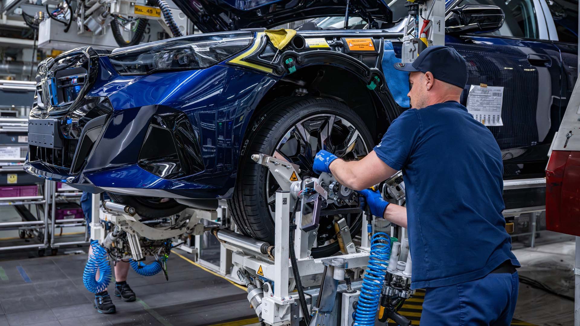 Двумилионният изцяло електрически автомобил на BMW е седанът i5 M60 xDrive 