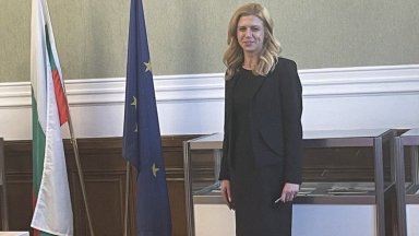 Кабинетът на Пеевски в парламента вече е читалня, демонстрира Доцова