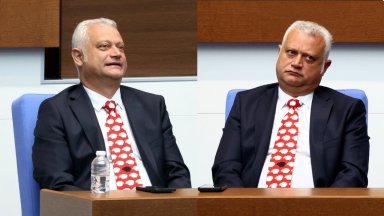 Емил Дечев предаде властта като черна овца 