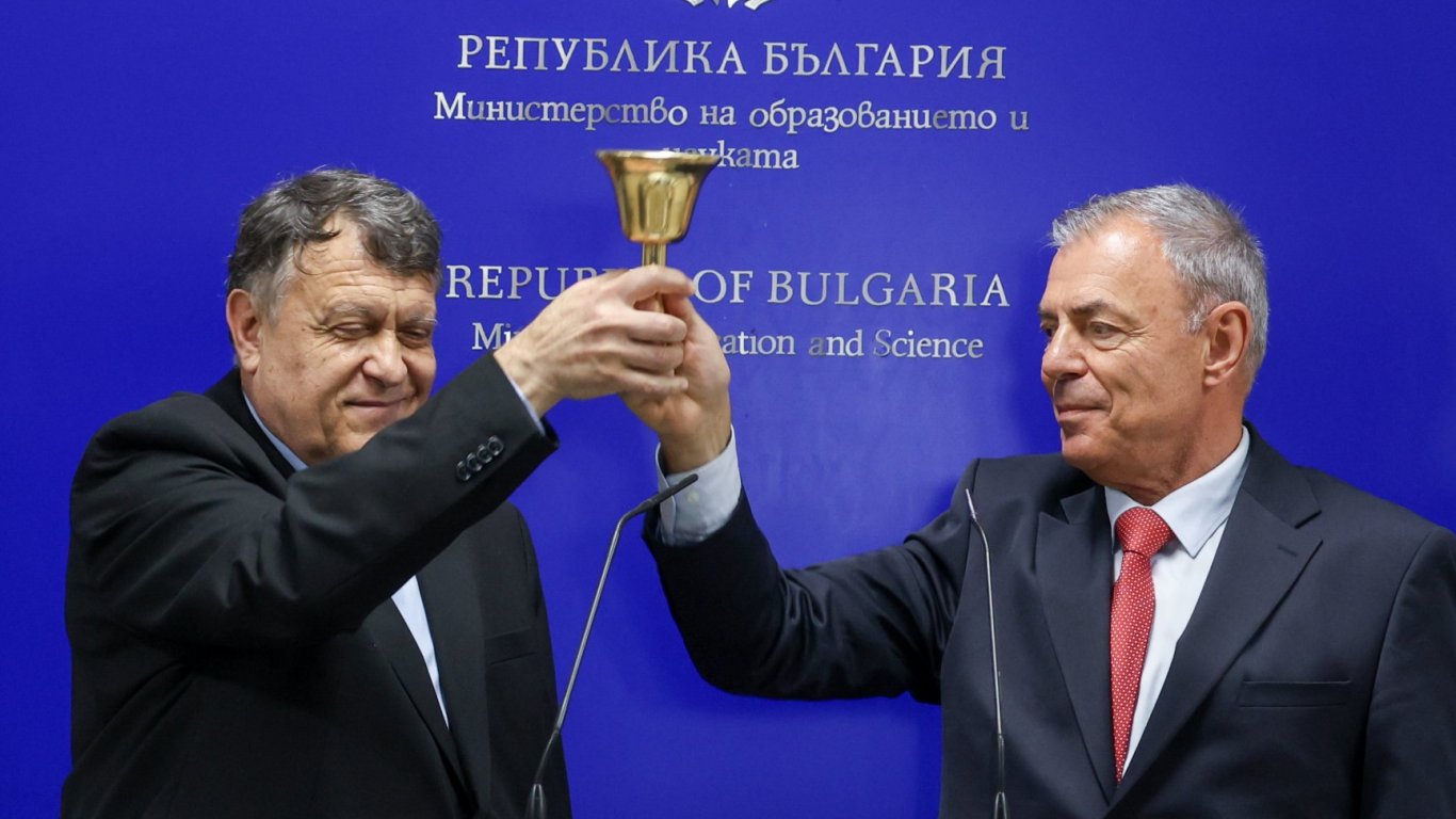 Новото правителство пое властта в министерствата с първи заявки