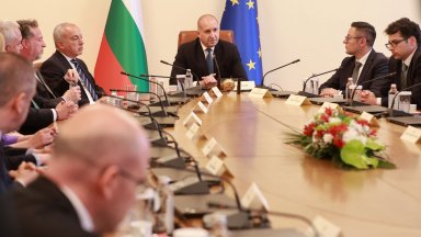 Кабинетът "Радев" се събра на първо заседание, премиерът очерта задачите и даде срок (снимки)