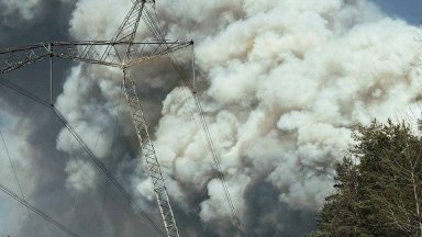 Голям пожар в радиоактивната зона на Чернобил след падането на дрон (снимки)