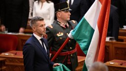 Мадяр положи клетва като премиер, върнаха европейския флаг в унгарския парламент (снимки)