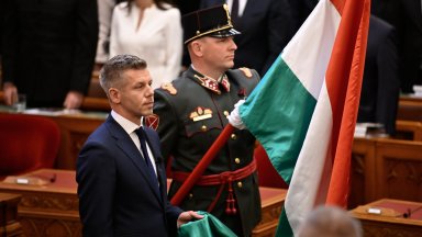 Мадяр положи клетва като премиер, върнаха европейския флаг в унгарския парламент (снимки)