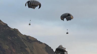 Британски военни се спуснаха с парашути на остров в океана заради болен от хантавирус