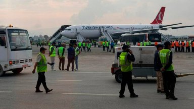 Гумата на самолет на Turkish Airlines пламна след кацане в Непал