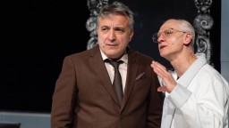 Аплодисменти, смях и силни емоции посрещнаха "Огледалце, огледалце" на премиерата в Театър ARTVENT