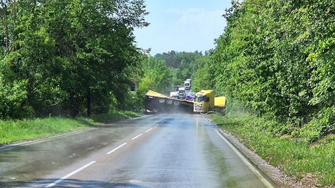 Тежкотоварен автомобил се преобърна на Е-79 край Крапчене, движението е временно спряно