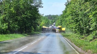 Турски ТИР се е преобърнал на Е-79 в района село Крапчене и блокира пътя