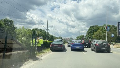 Разсеял се шофьор предизвика катастрофа на бул. "България" (снимки)