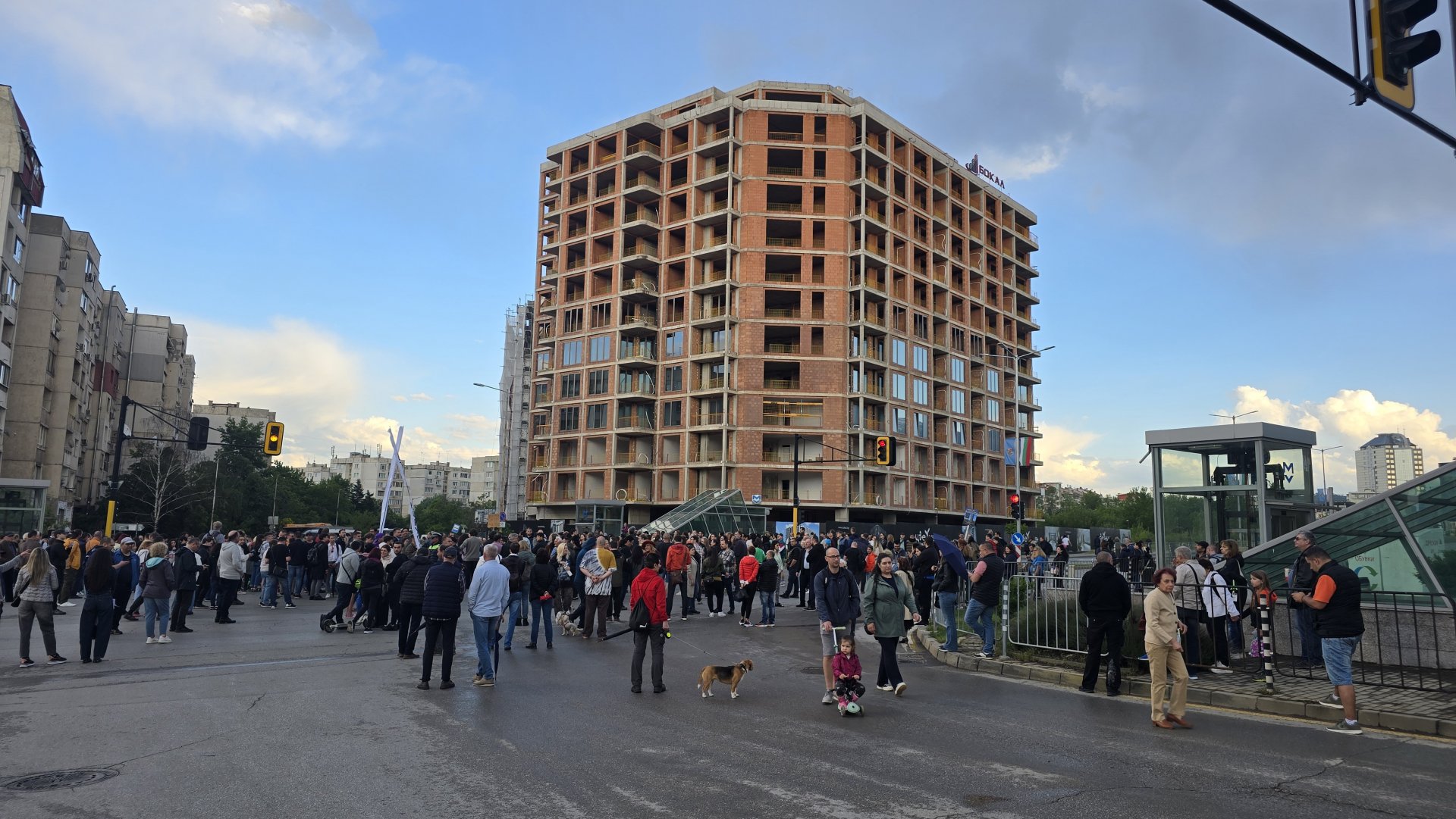 Протестиращи срещу строежа на 22-етажната сграда в "Младост"