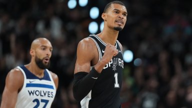 Извънземният Уембаняма доближи Спърс на победа от финалите