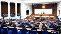 Неуспели кандидат-депутати влязоха в парламента като сътрудници