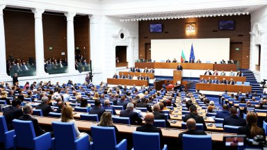 Неуспели кандидат-депутати влязоха в парламента като сътрудници